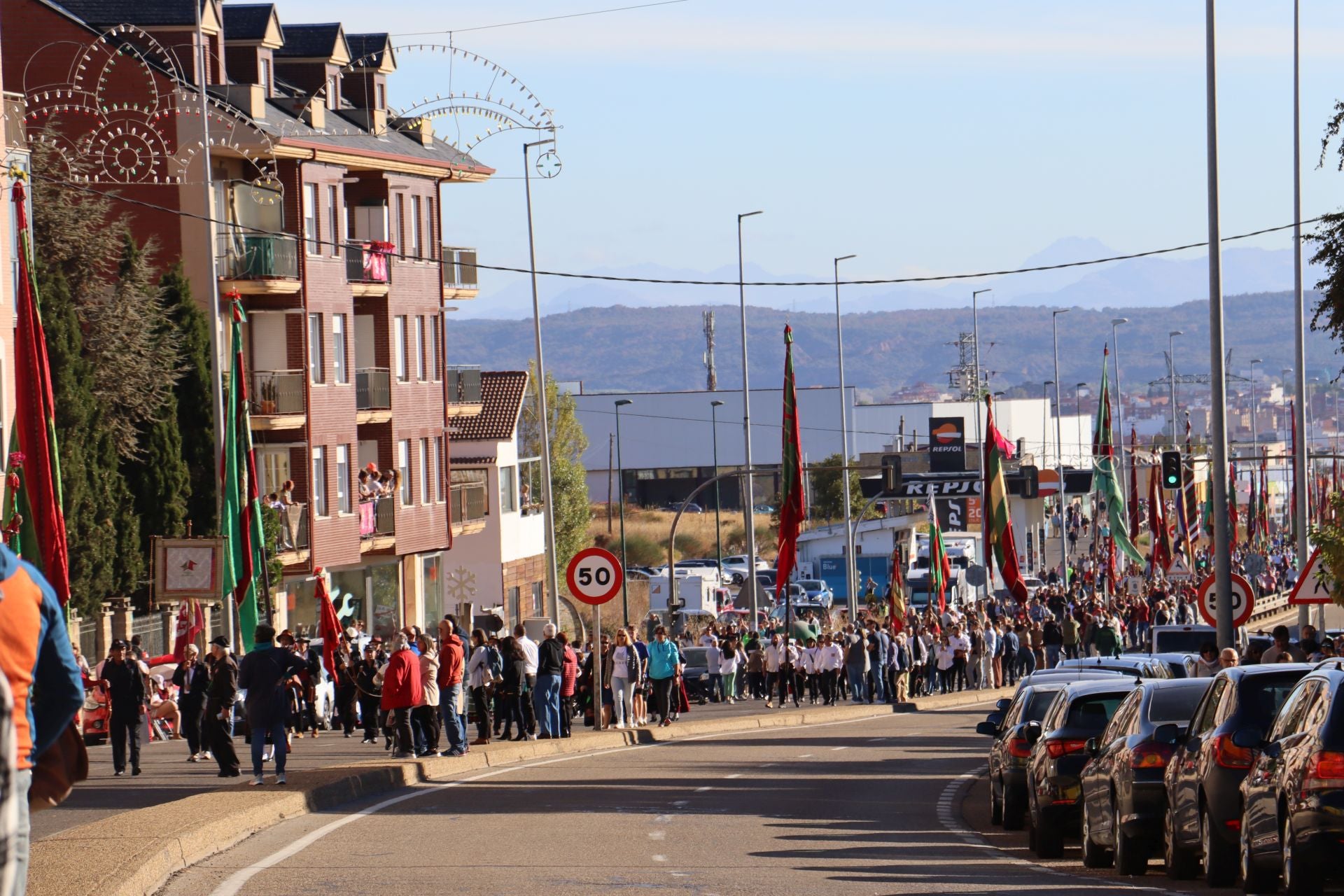 Pendones al cielo con el hombro, con una mano o con la barbilla