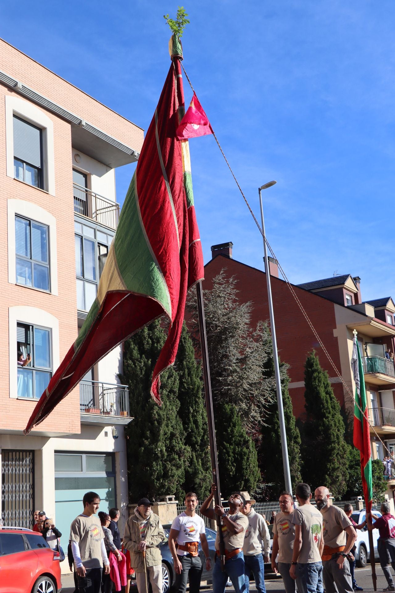 Pendones al cielo con el hombro, con una mano o con la barbilla
