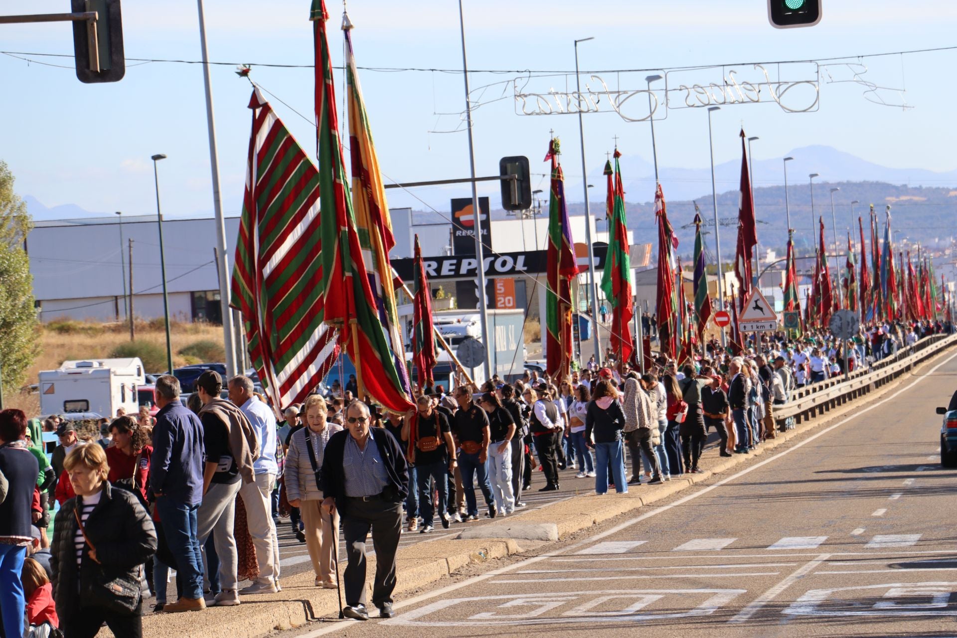 Pendones al cielo con el hombro, con una mano o con la barbilla