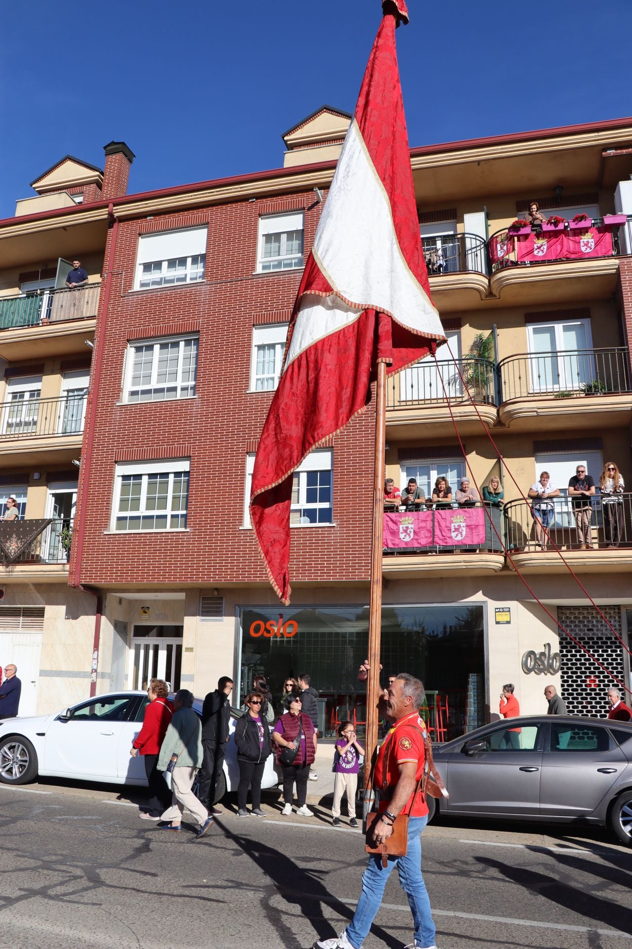 Pendones al cielo con el hombro, con una mano o con la barbilla