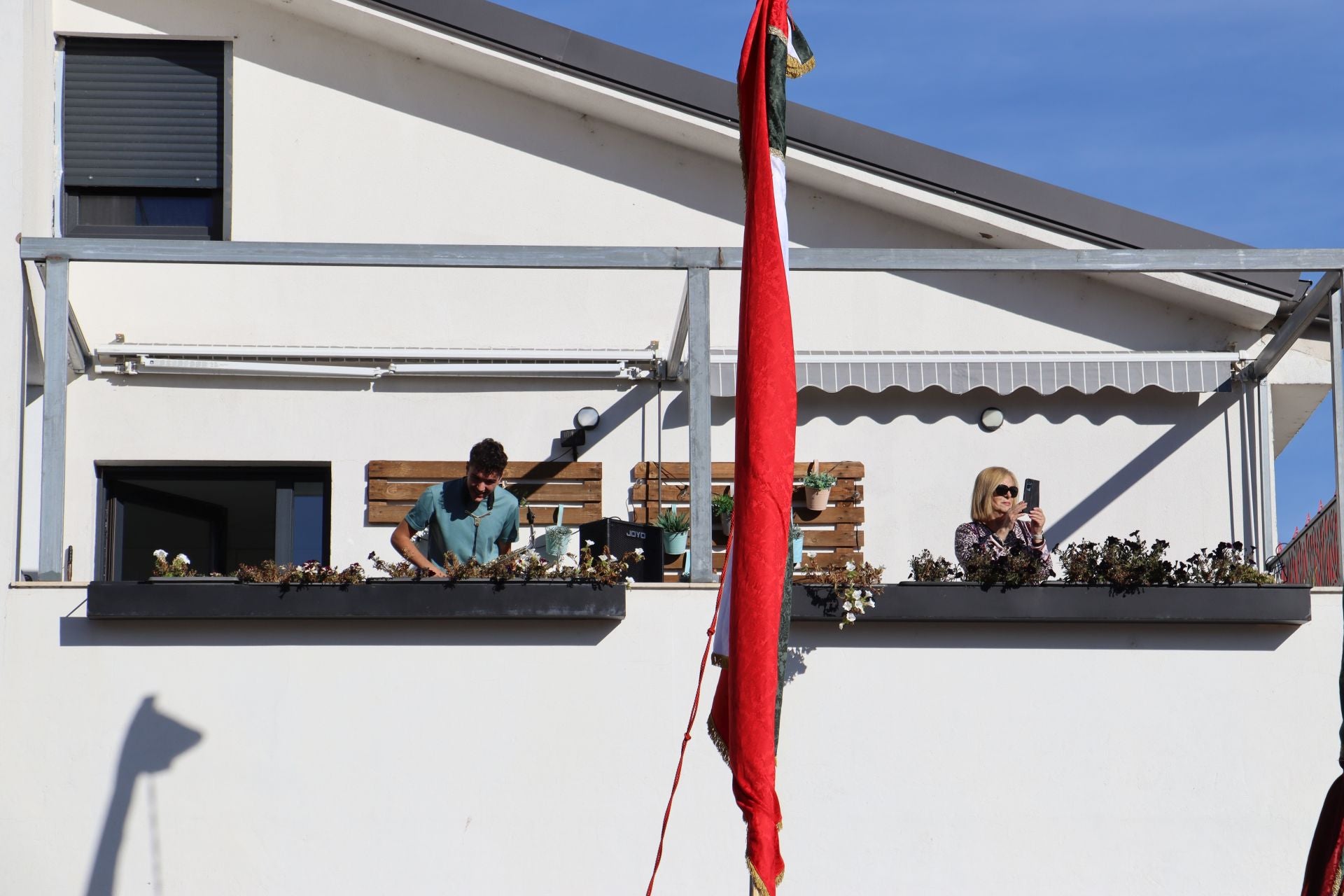 Pendones al cielo con el hombro, con una mano o con la barbilla