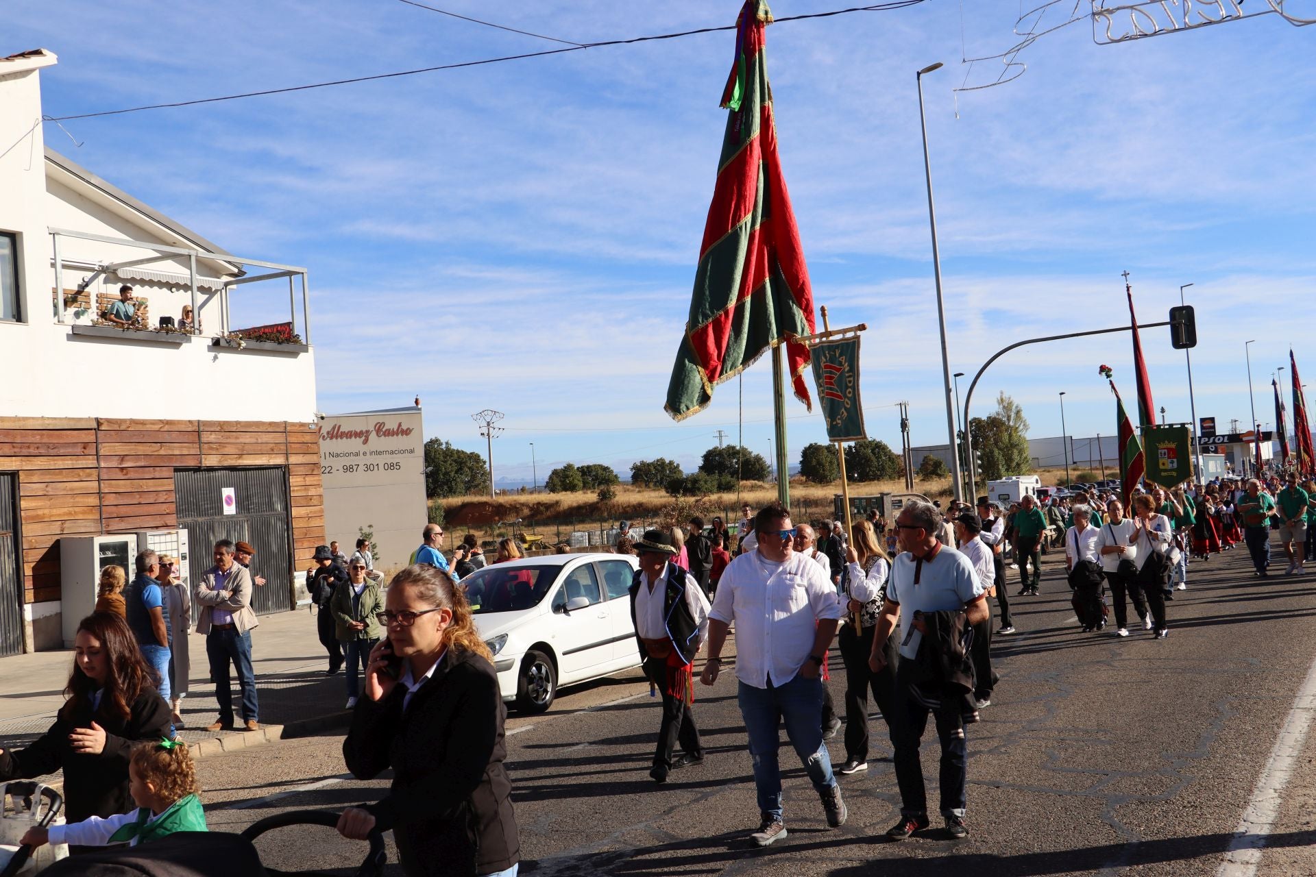 Pendones al cielo con el hombro, con una mano o con la barbilla