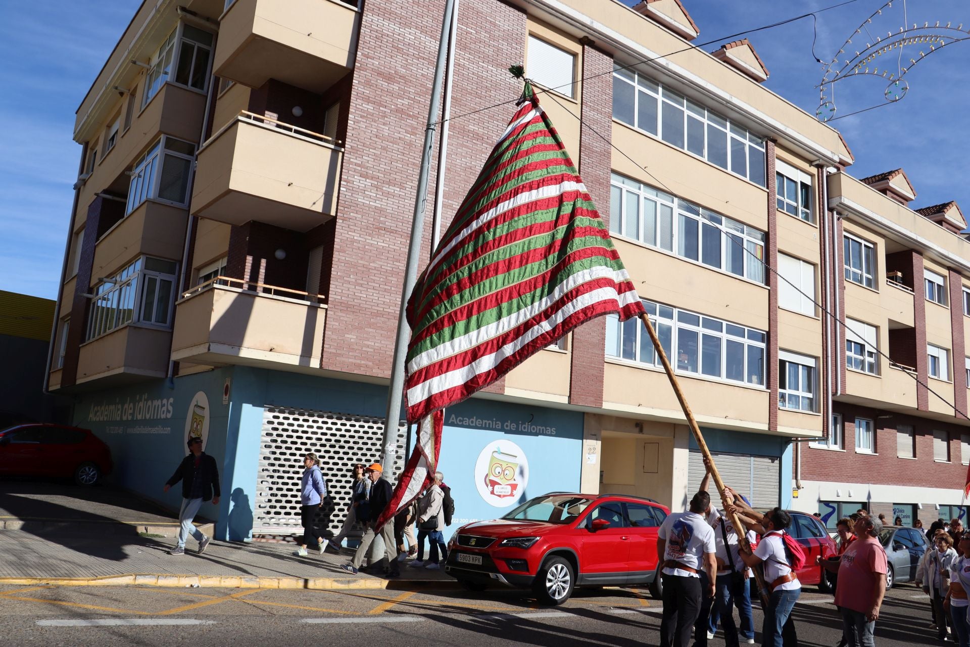 Pendones al cielo con el hombro, con una mano o con la barbilla
