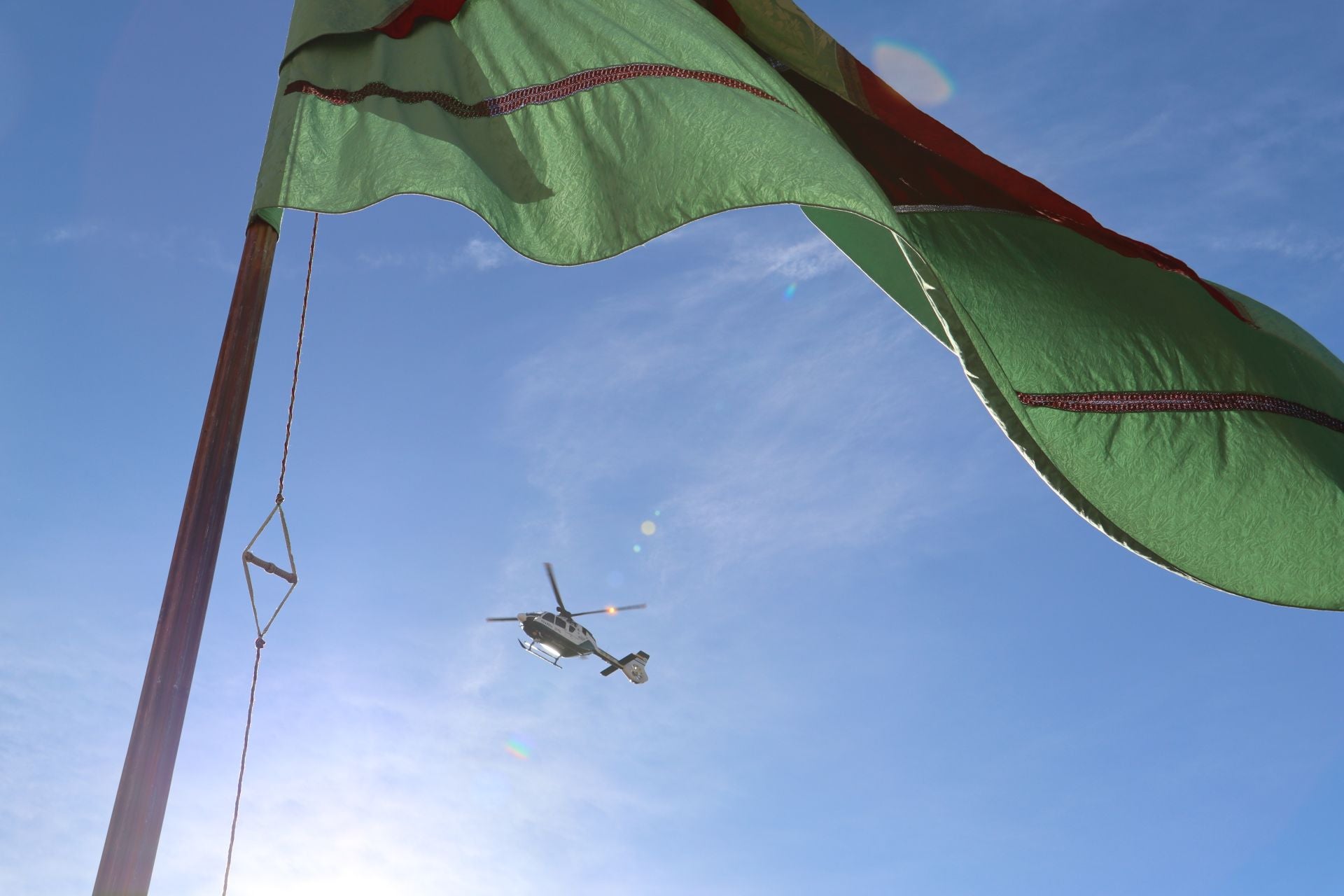 Pendones al cielo con el hombro, con una mano o con la barbilla