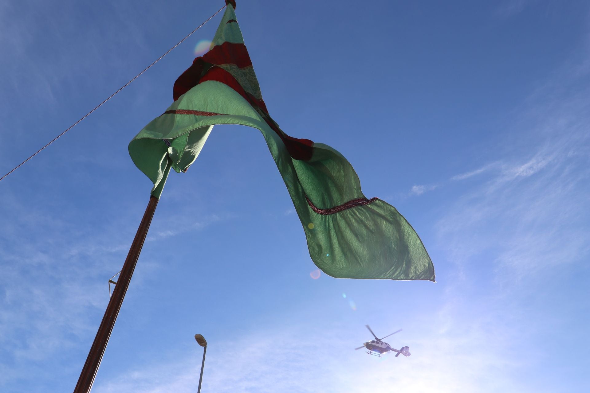 Pendones al cielo con el hombro, con una mano o con la barbilla