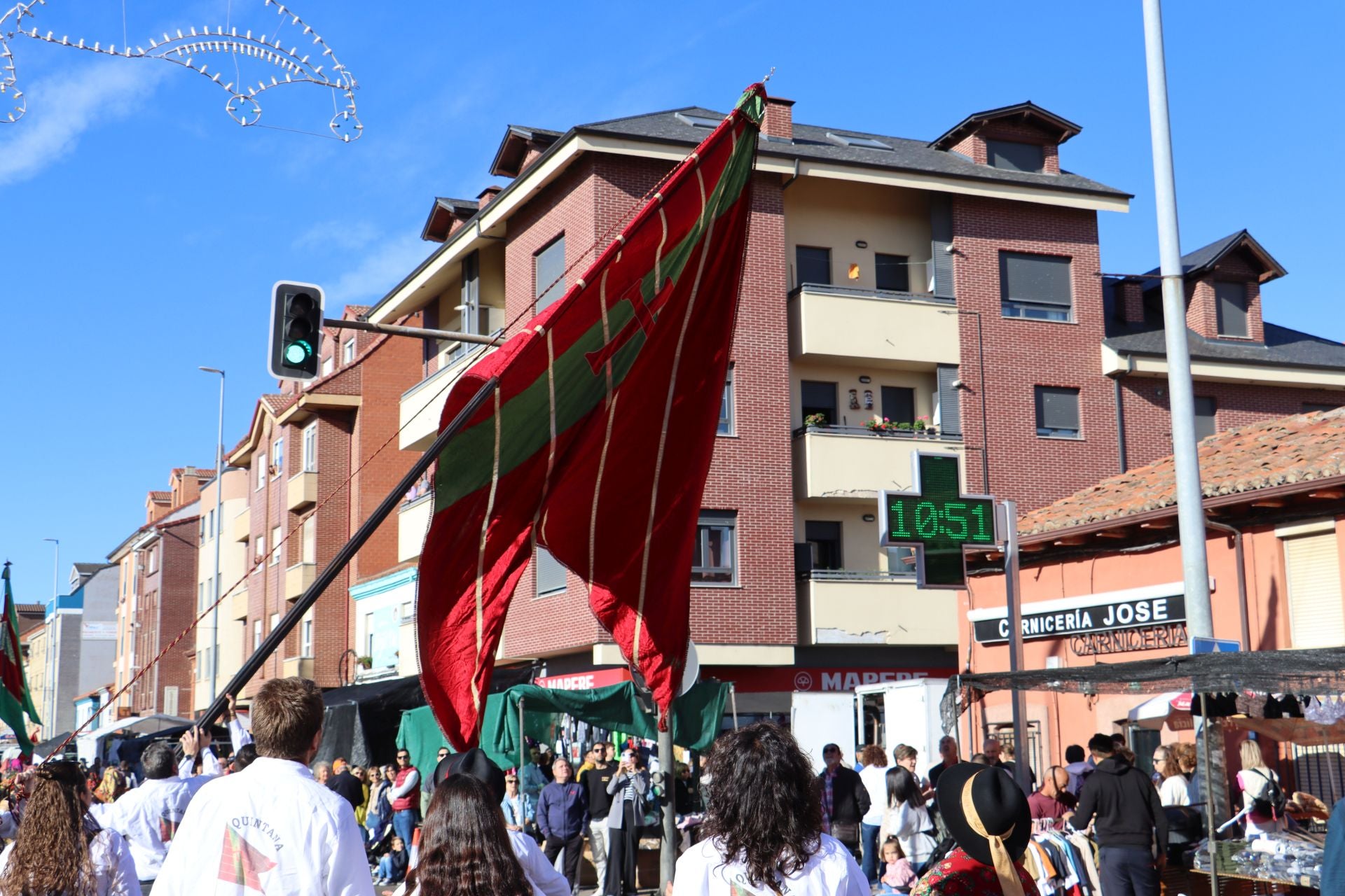 Pendones al cielo con el hombro, con una mano o con la barbilla