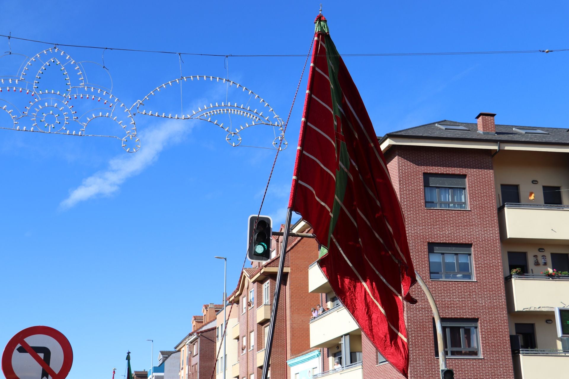 Pendones al cielo con el hombro, con una mano o con la barbilla