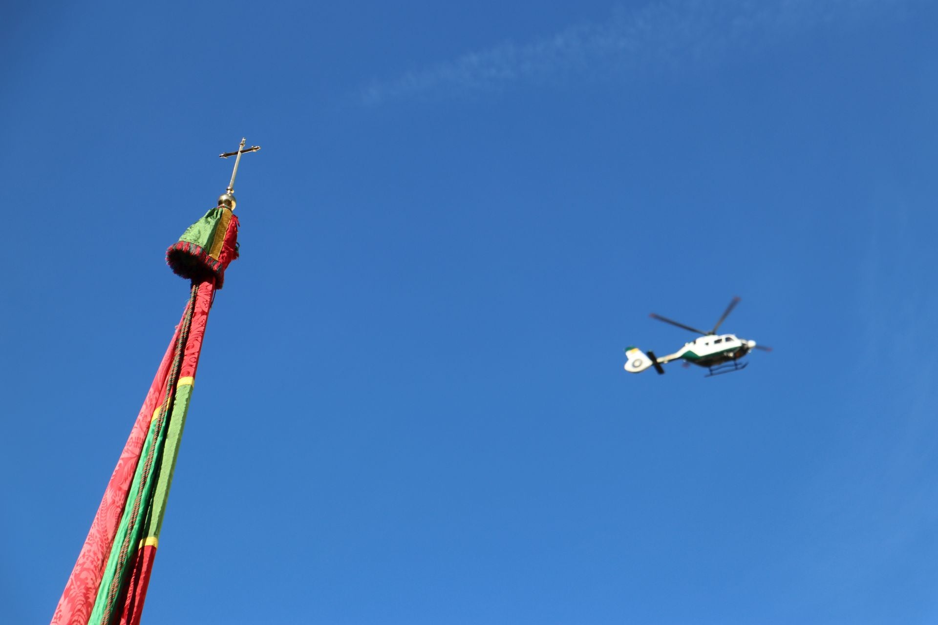 Pendones al cielo con el hombro, con una mano o con la barbilla