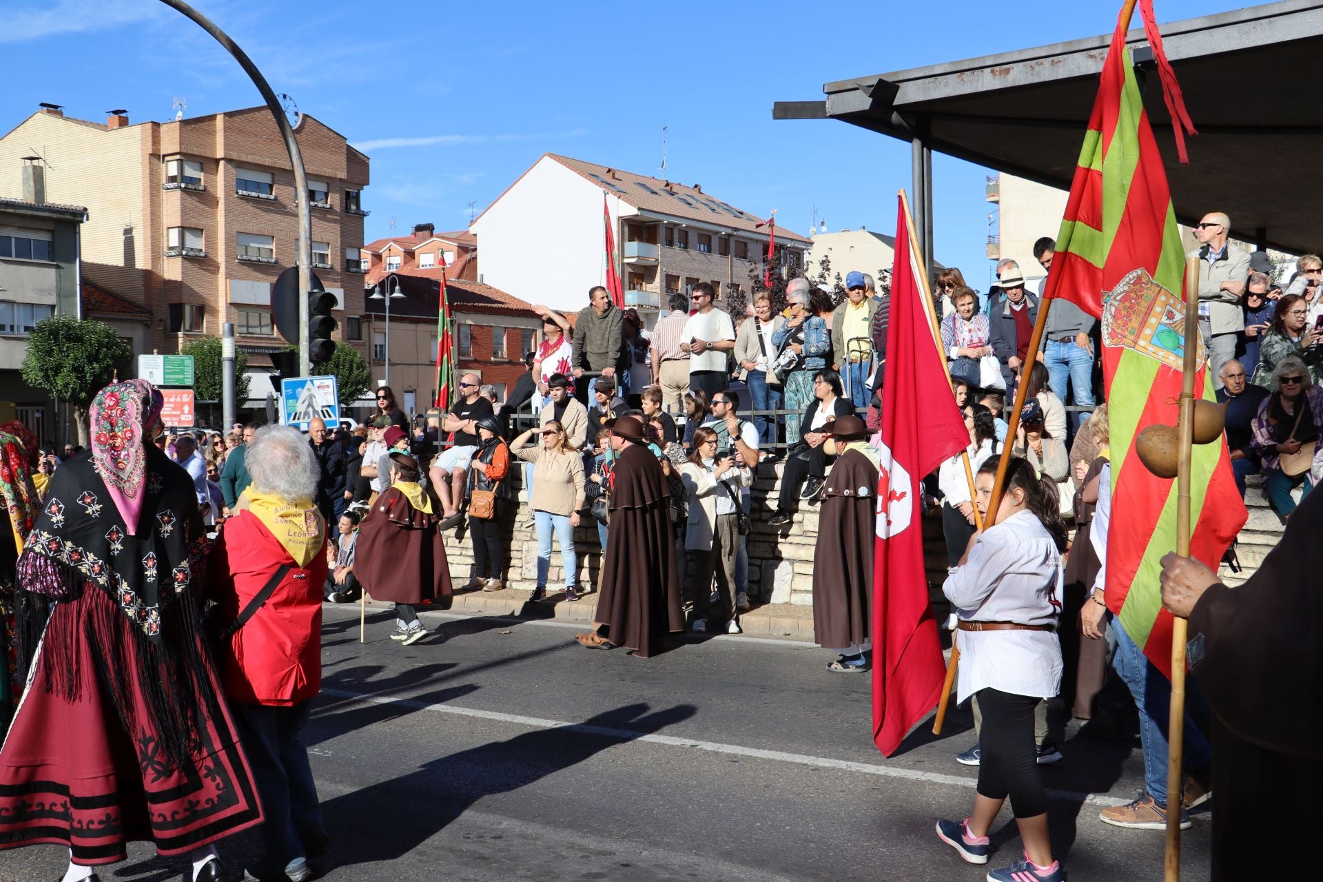 Pendones al cielo con el hombro, con una mano o con la barbilla