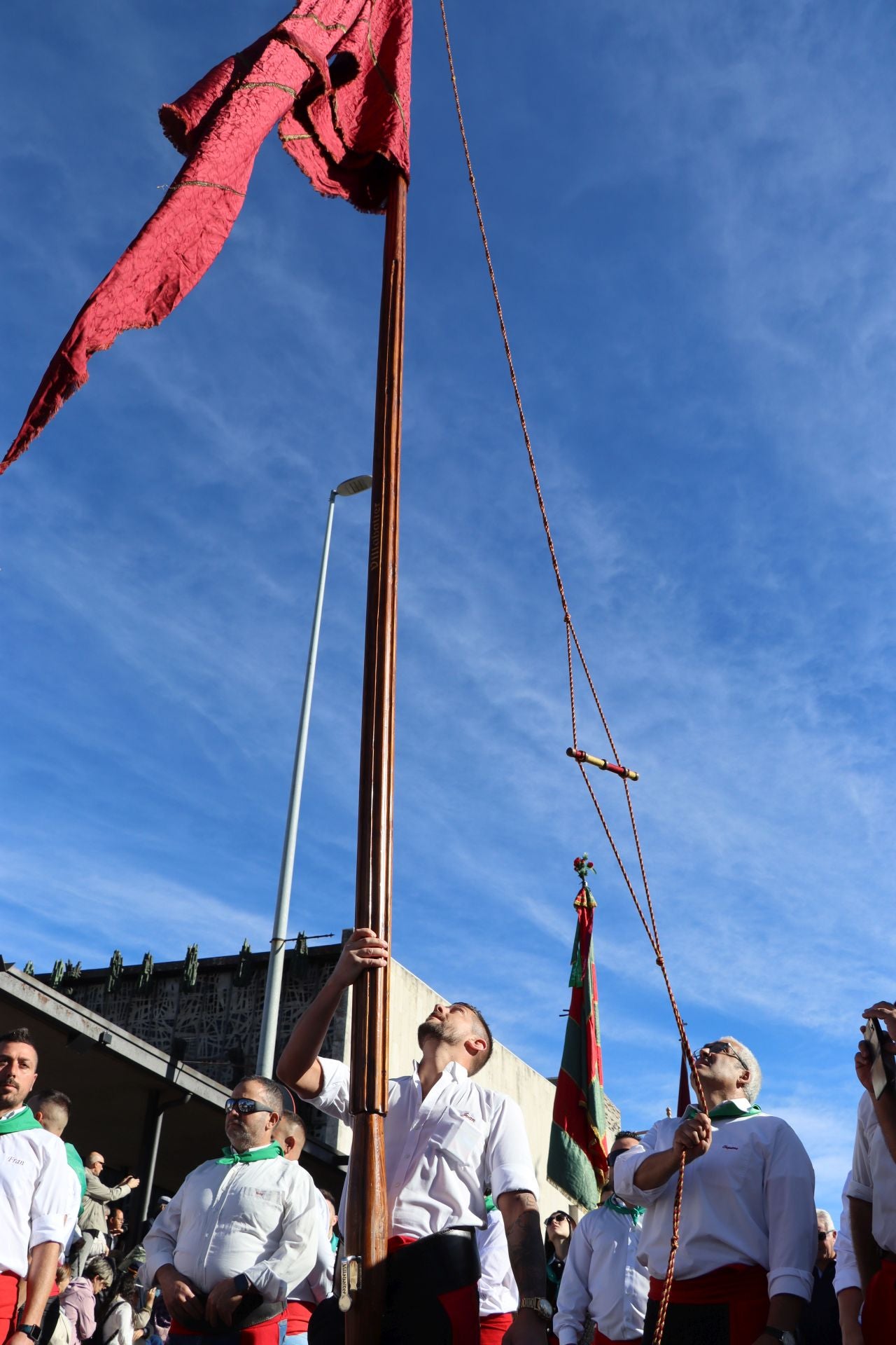 Pendones al cielo con el hombro, con una mano o con la barbilla