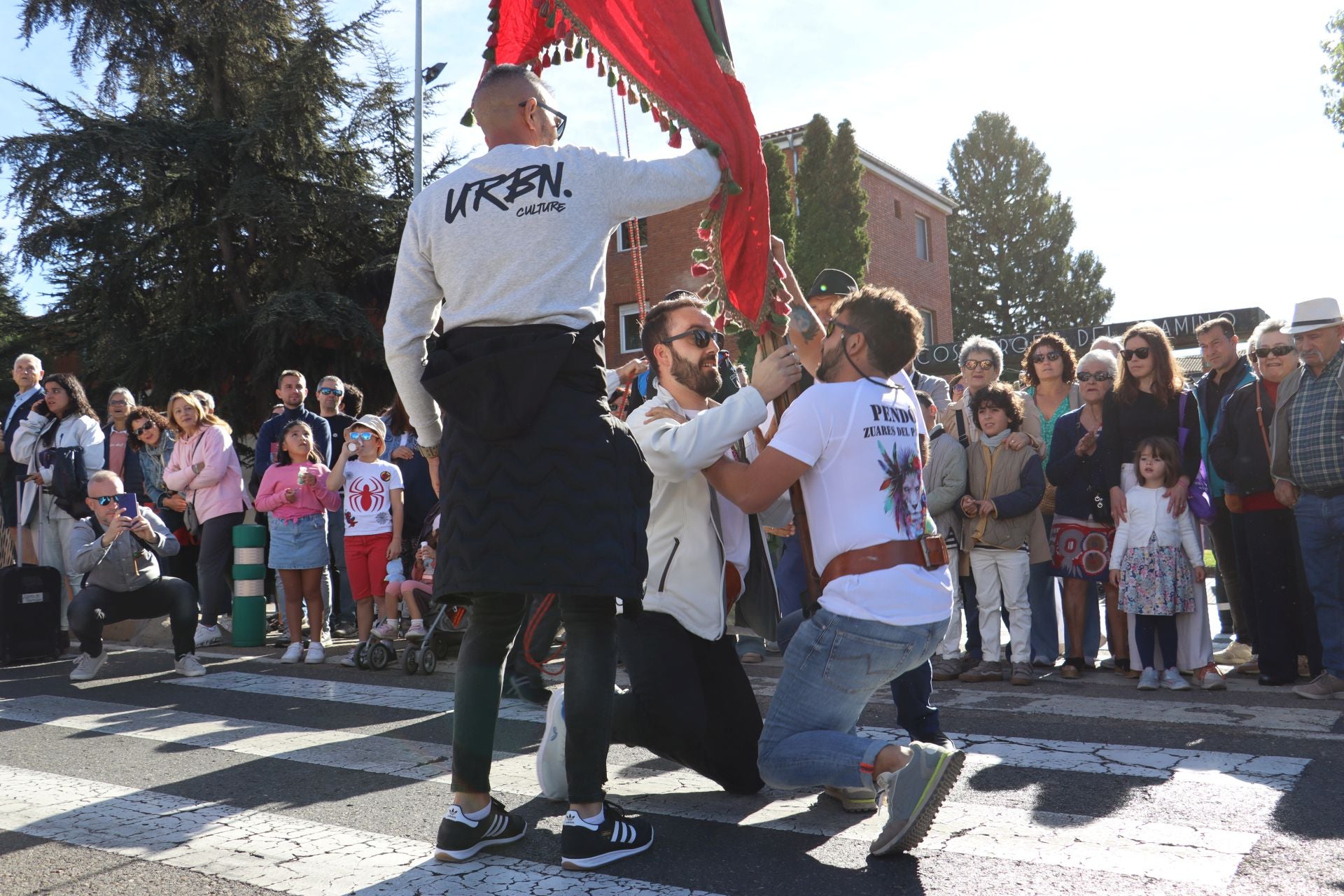 Pendones al cielo con el hombro, con una mano o con la barbilla