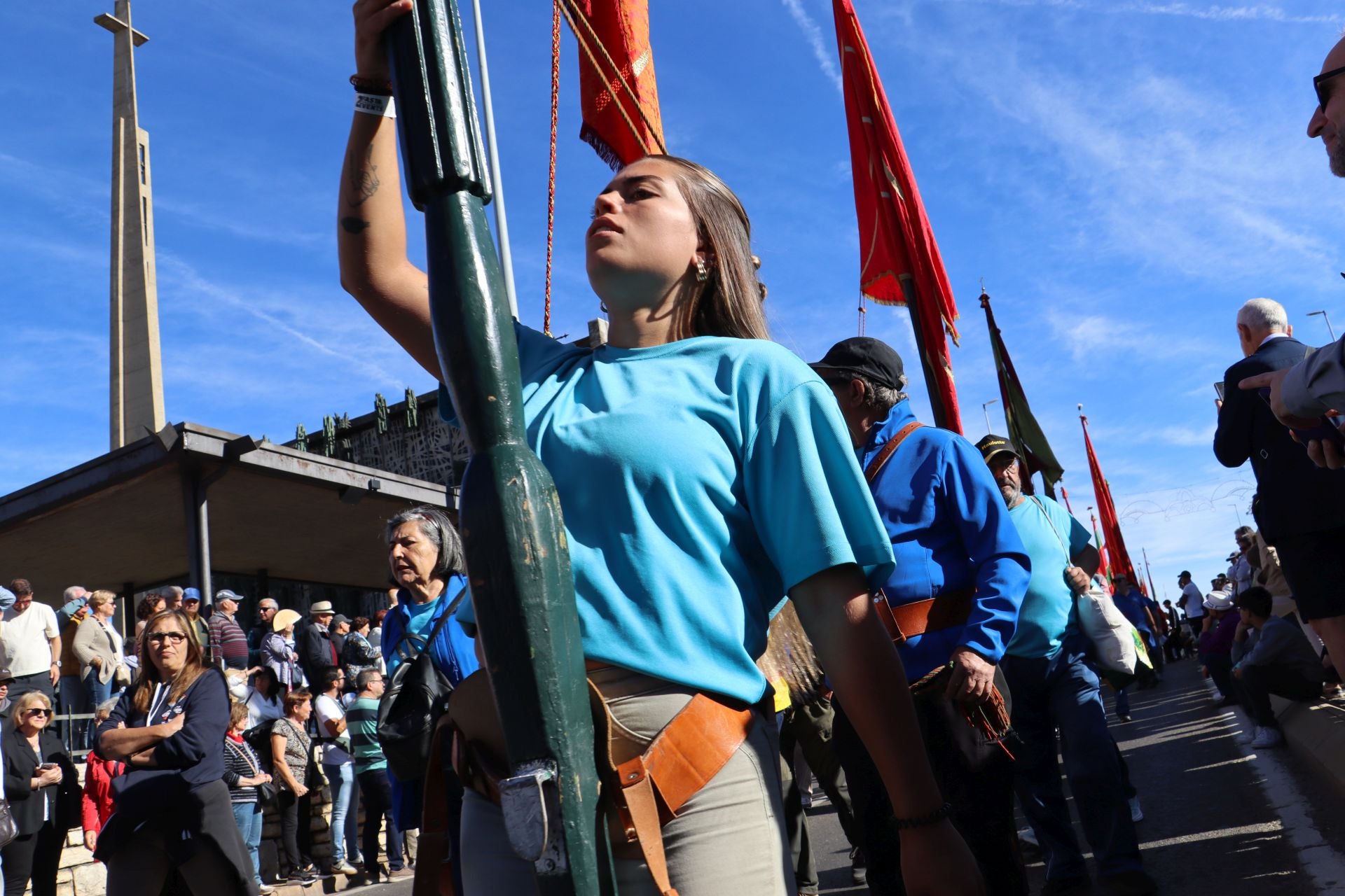 Pendones al cielo con el hombro, con una mano o con la barbilla
