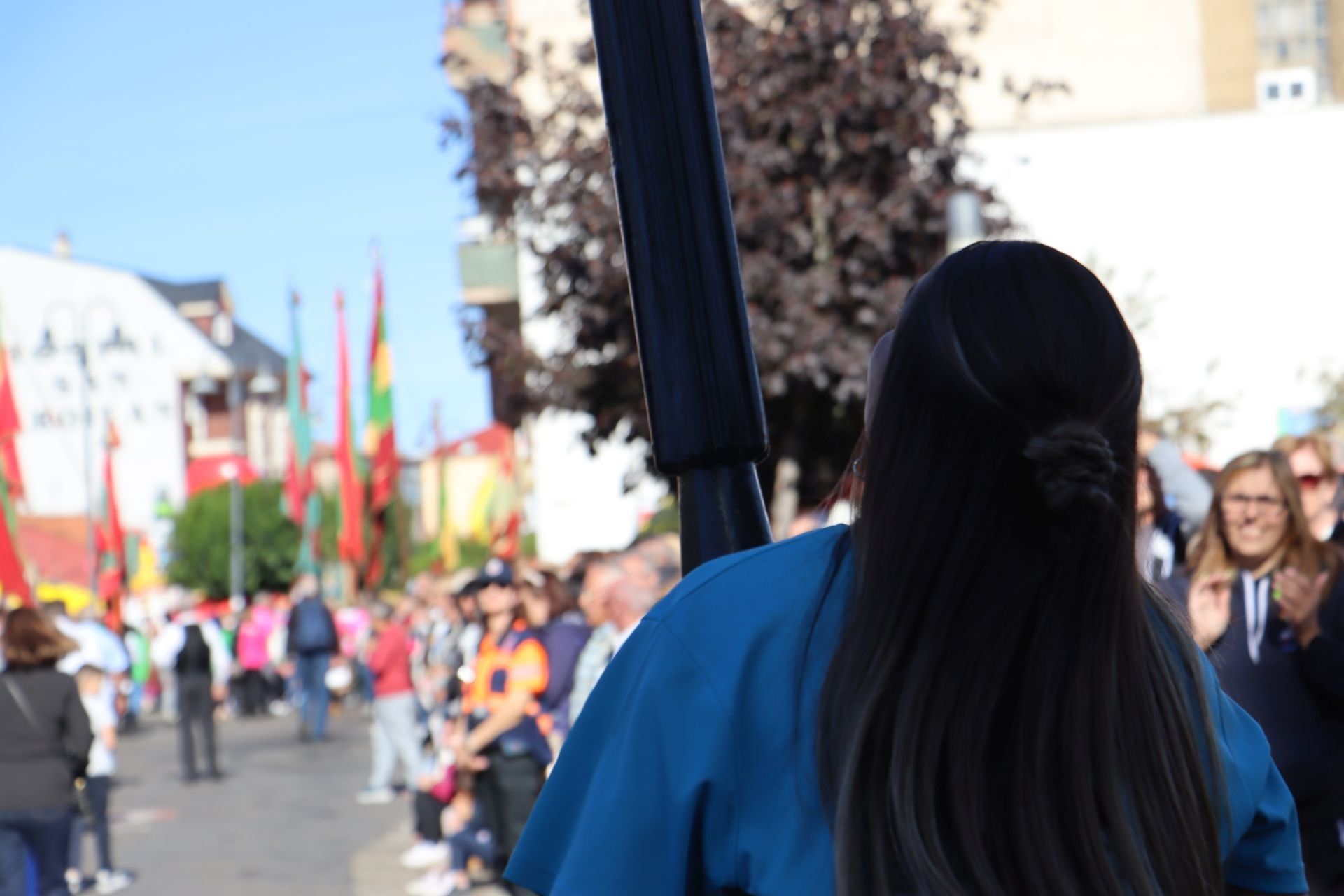 Pendones al cielo con el hombro, con una mano o con la barbilla
