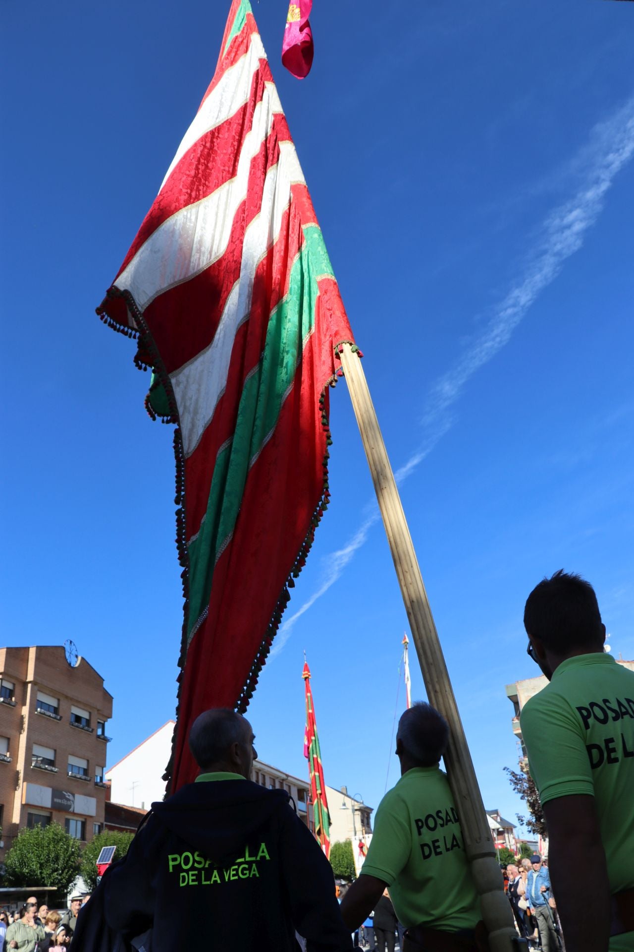 Pendones al cielo con el hombro, con una mano o con la barbilla