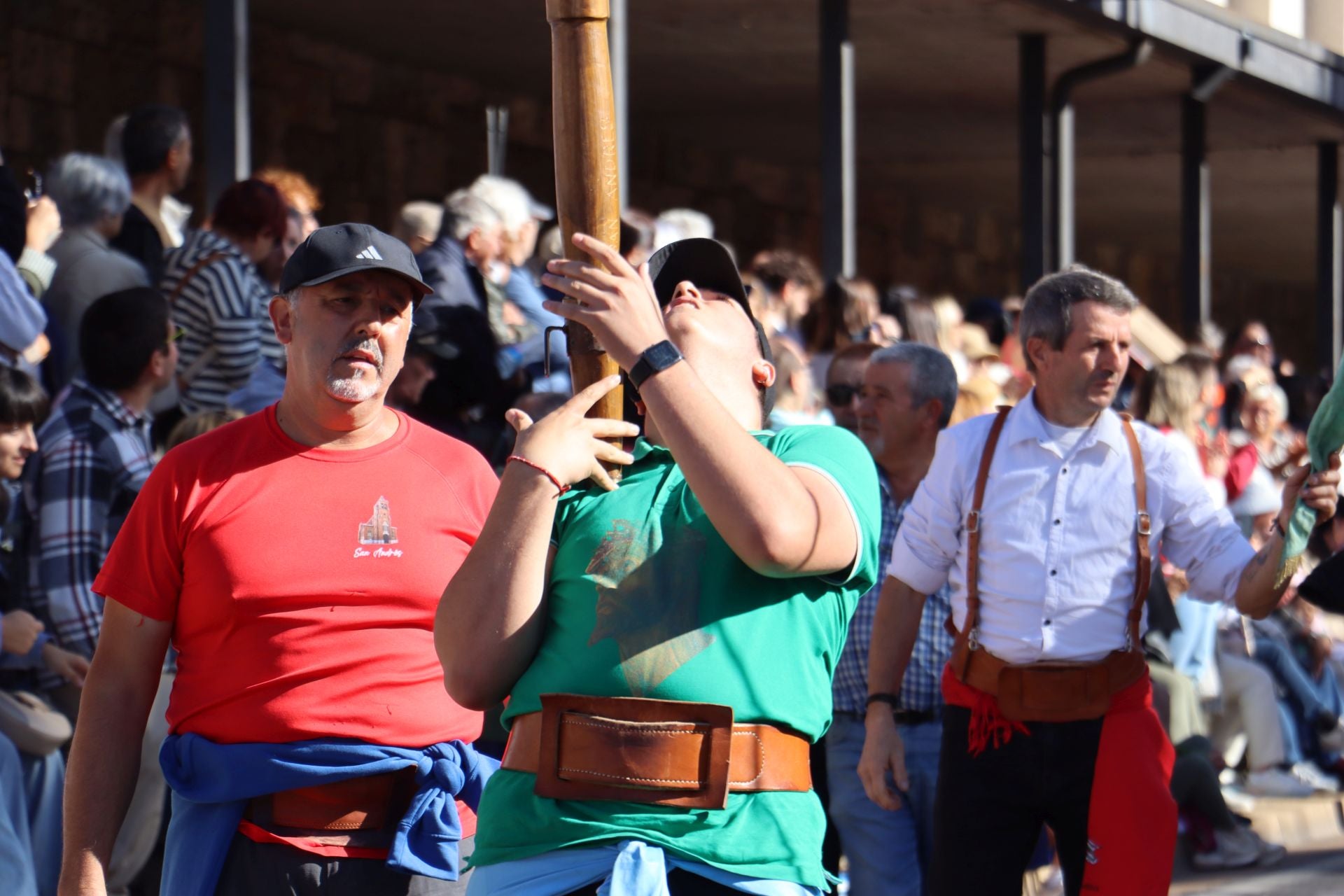 Pendones al cielo con el hombro, con una mano o con la barbilla
