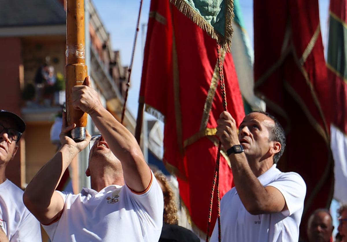 Pendones al cielo con el hombro, con una mano o con la barbilla
