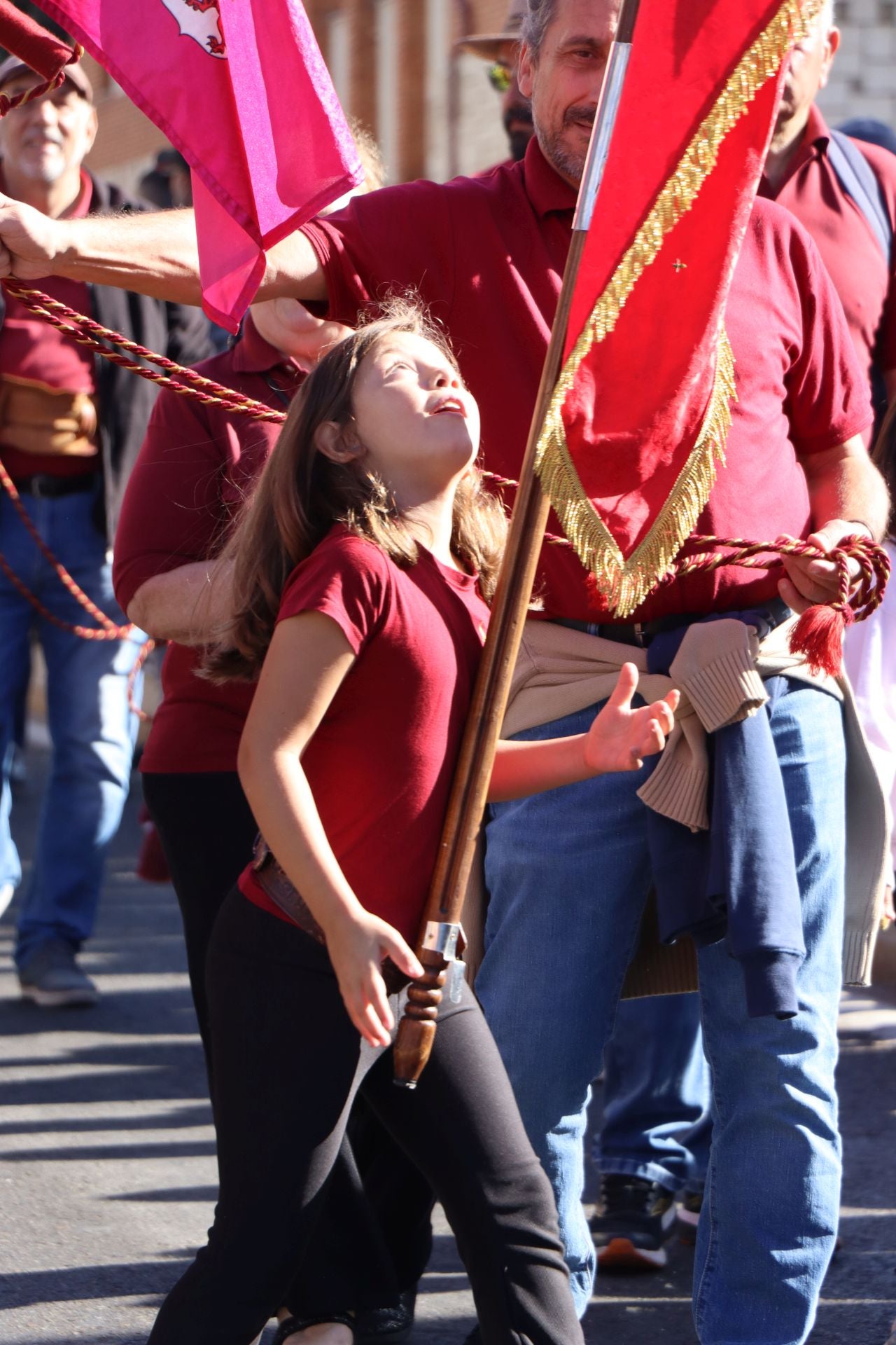 Pendones al cielo con el hombro, con una mano o con la barbilla