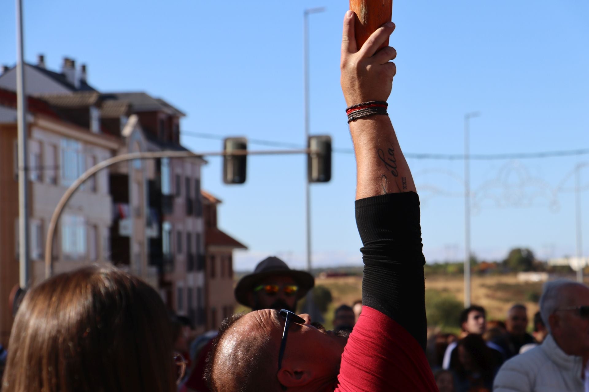 Pendones al cielo con el hombro, con una mano o con la barbilla
