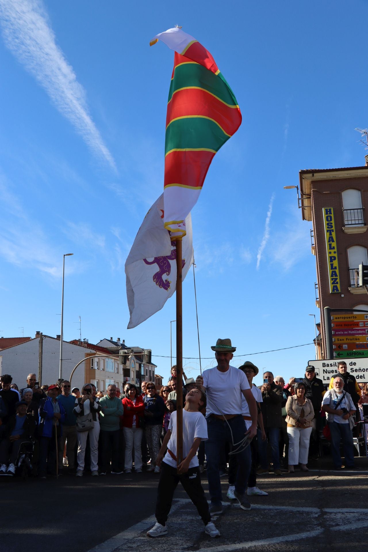 Pendones al cielo con el hombro, con una mano o con la barbilla
