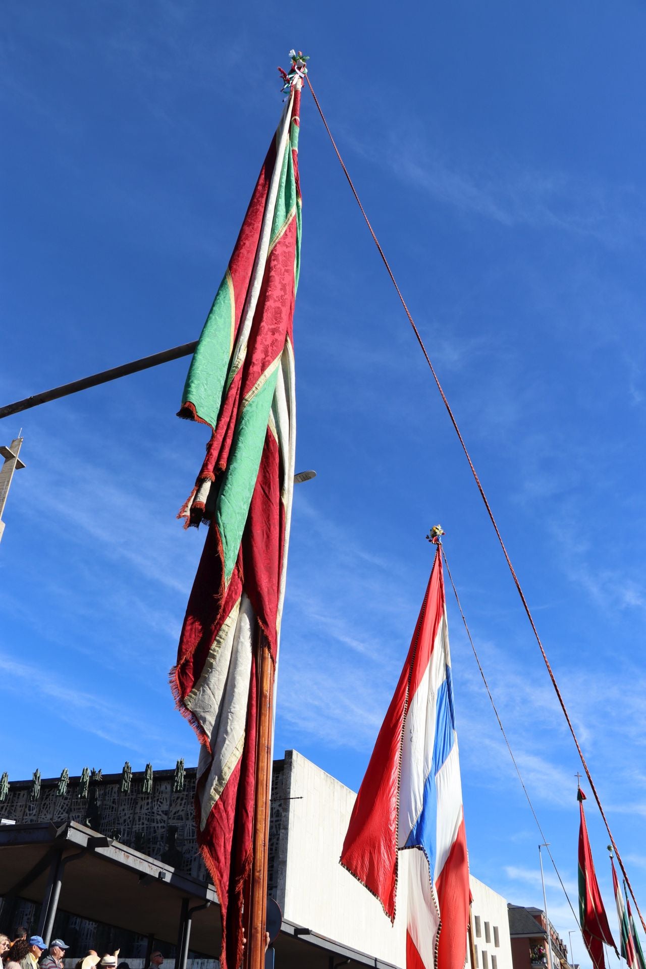 Pendones al cielo con el hombro, con una mano o con la barbilla