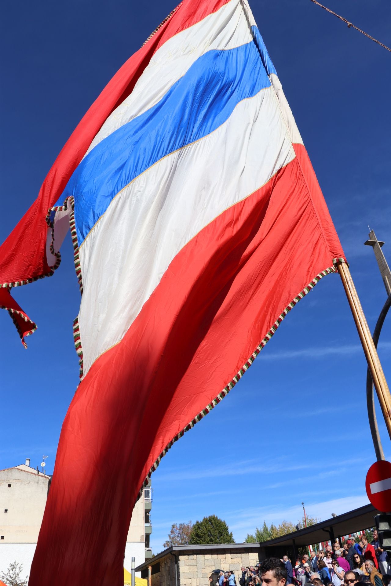 Pendones al cielo con el hombro, con una mano o con la barbilla