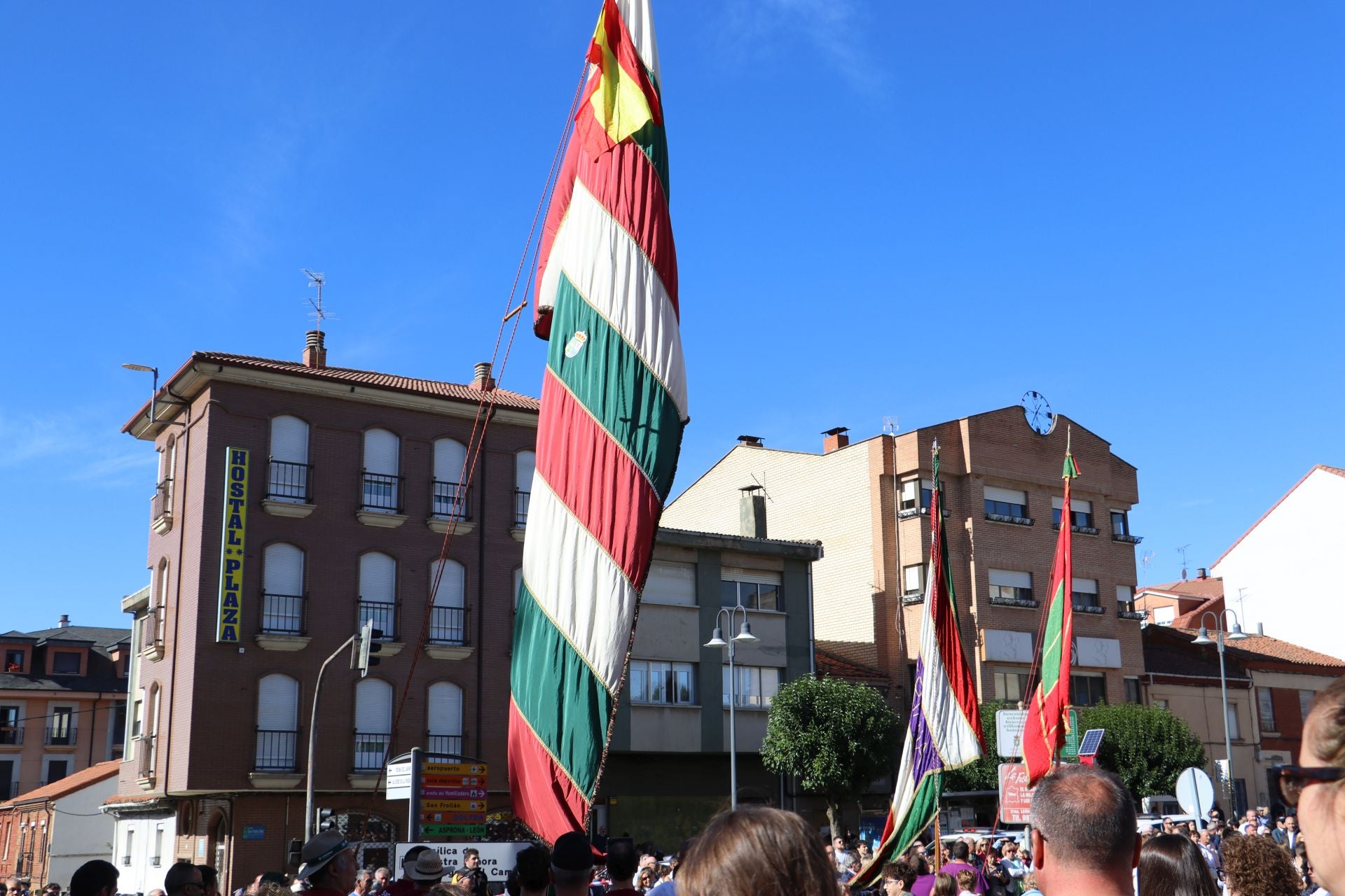 Pendones al cielo con el hombro, con una mano o con la barbilla