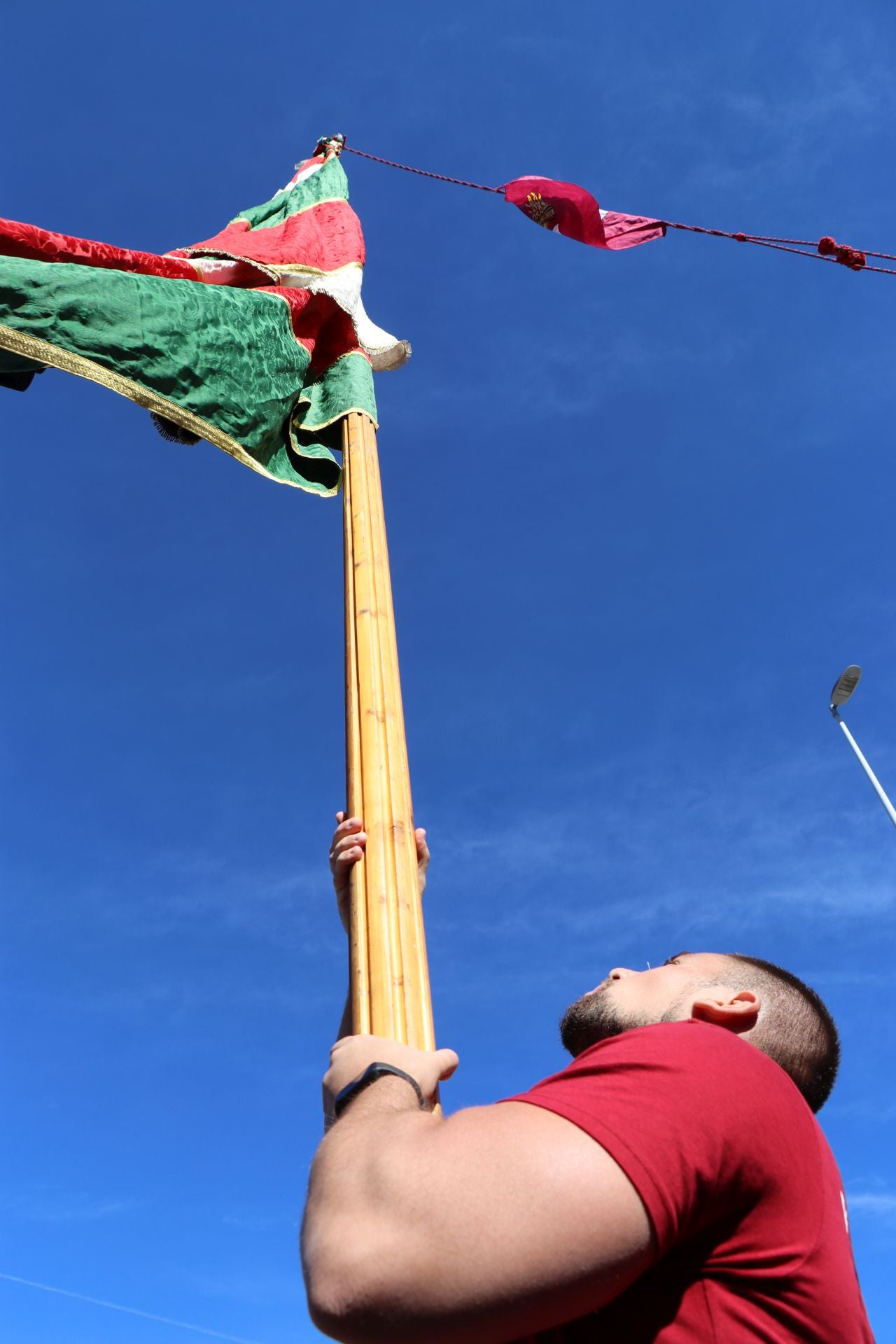 Pendones al cielo con el hombro, con una mano o con la barbilla