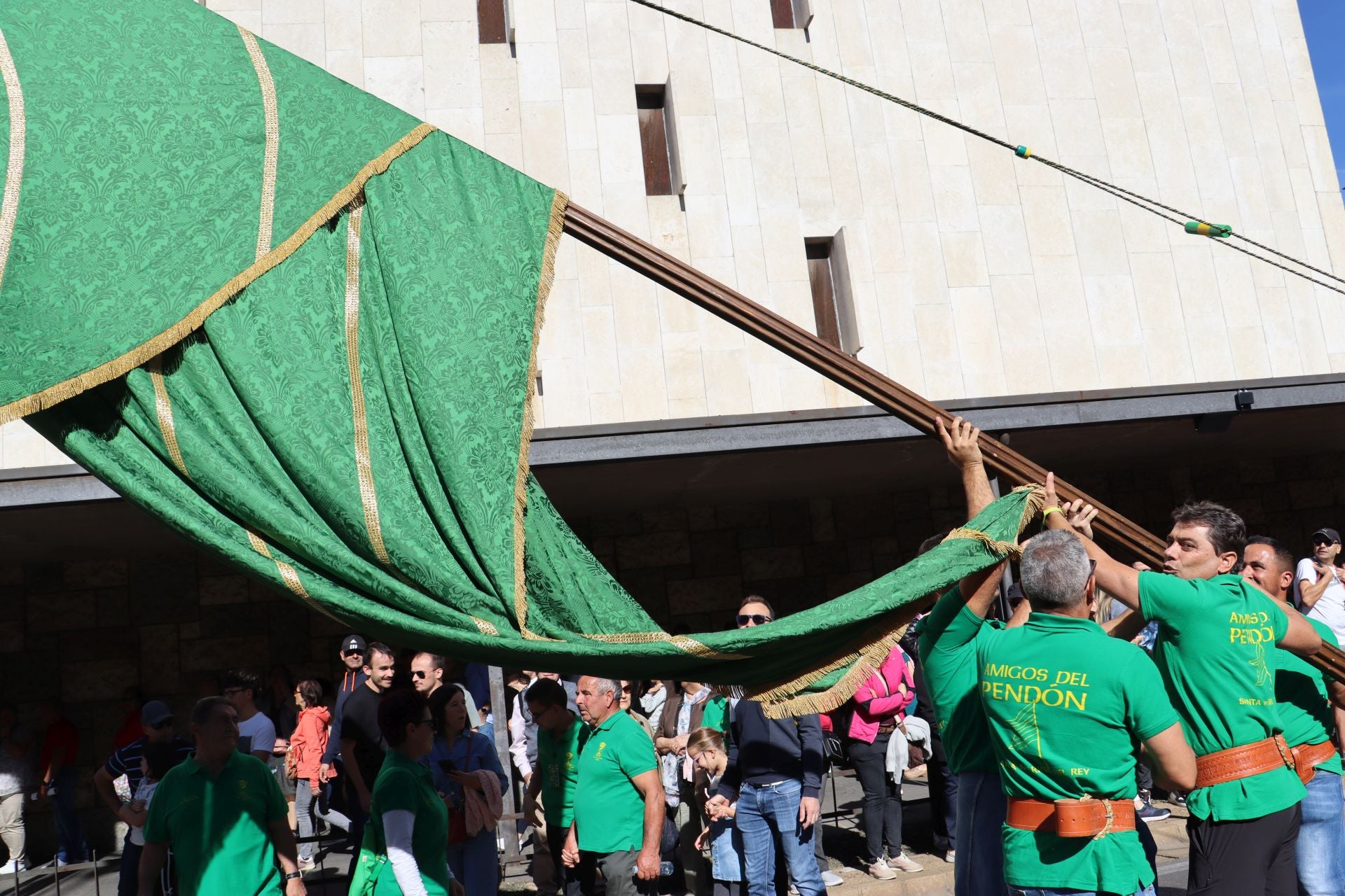 Pendones al cielo con el hombro, con una mano o con la barbilla