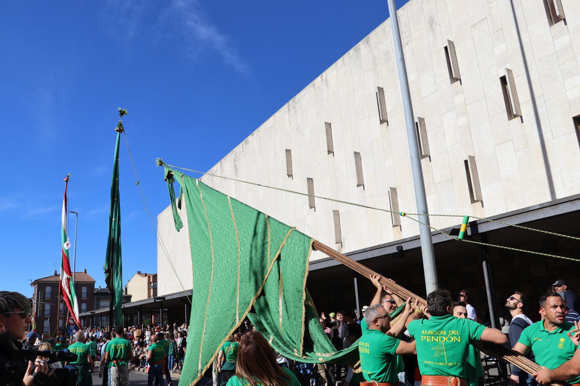 Pendones al cielo con el hombro, con una mano o con la barbilla