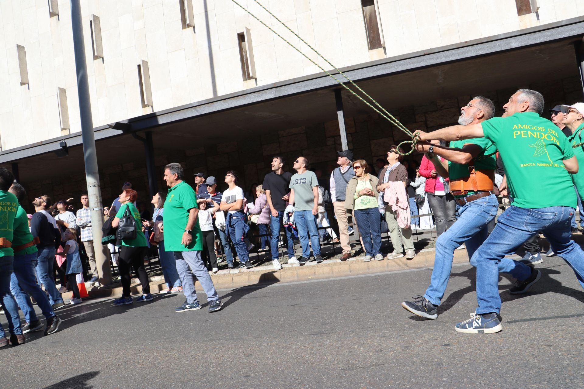 Pendones al cielo con el hombro, con una mano o con la barbilla