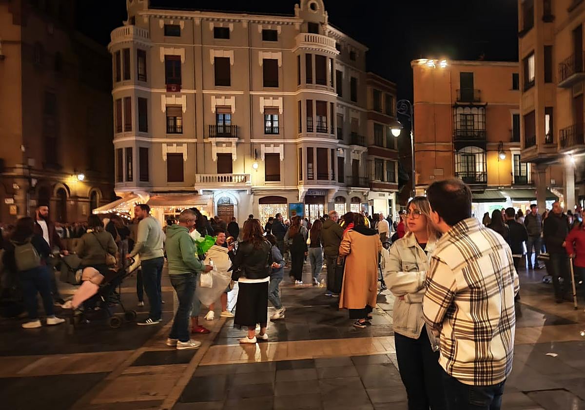 Imagen principal - Tras media hora de espera, los presentes abandonaron el lugar sin saber qué había pasado. 