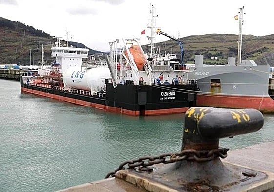 Barcos petroleros en un puerto.