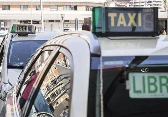 Un taxi aparcado.