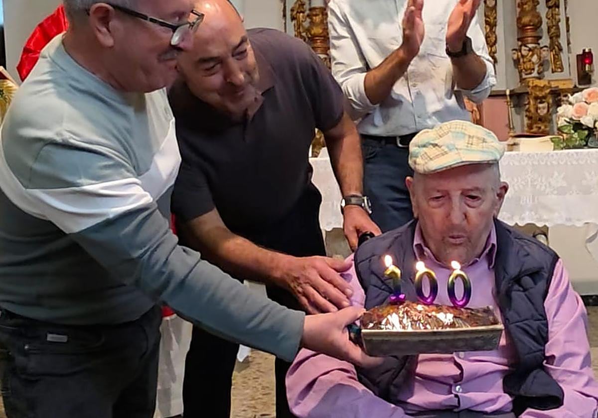 Maximino sopla las velas.