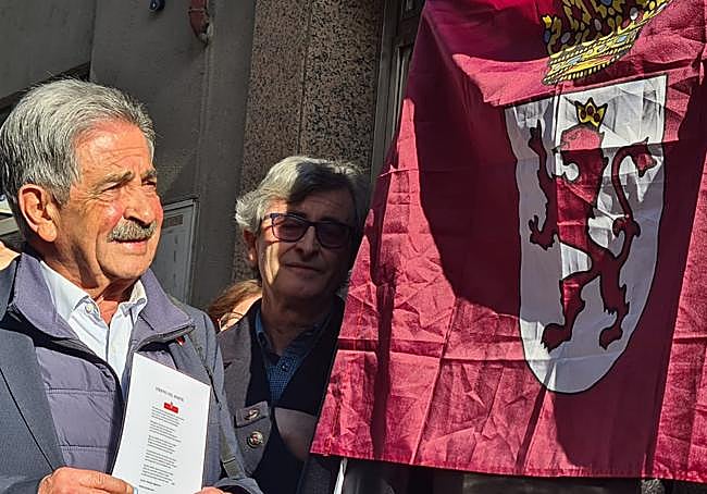 Revilla con una bandera de León.