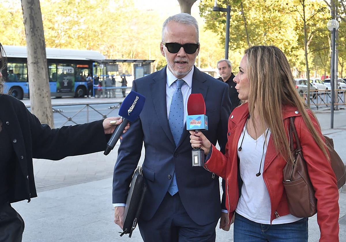 El abogado de Begoña Gómez, Antonio Camacho,, a su llegada a los juzgados de Plaza Castilla, a 6 de octubre de 2025, en Madrid.