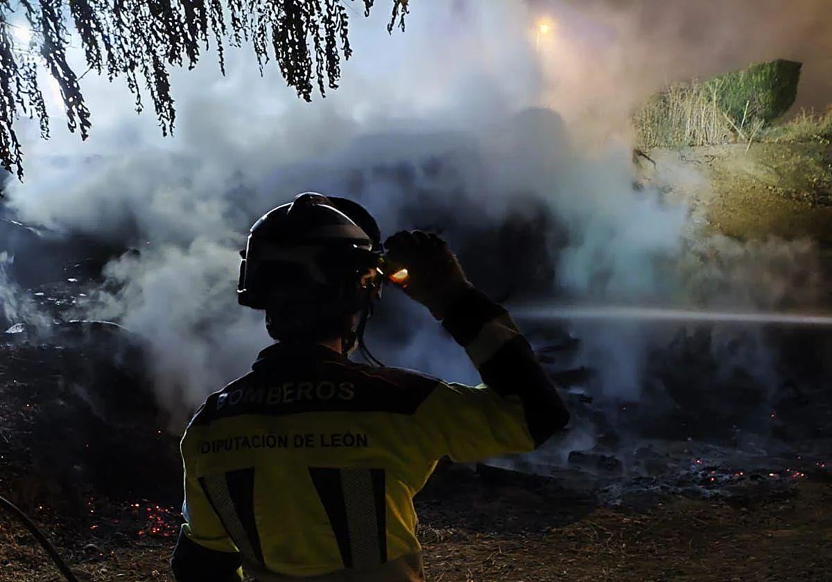 Imagen de archivo de una intervención de los bomberos de la Diputación de León.