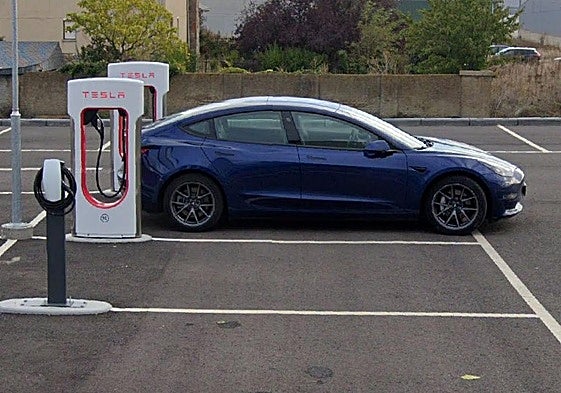 Un Model 3 recargando en el Tesla Supercharger en Trobajo del Camino.