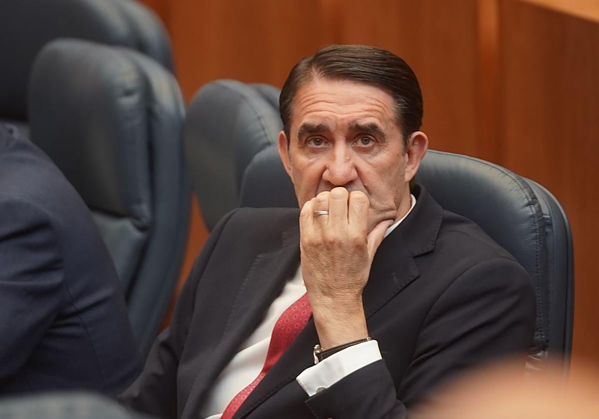 El consejero de Medio Ambiente durante el pleno de las Cortes.