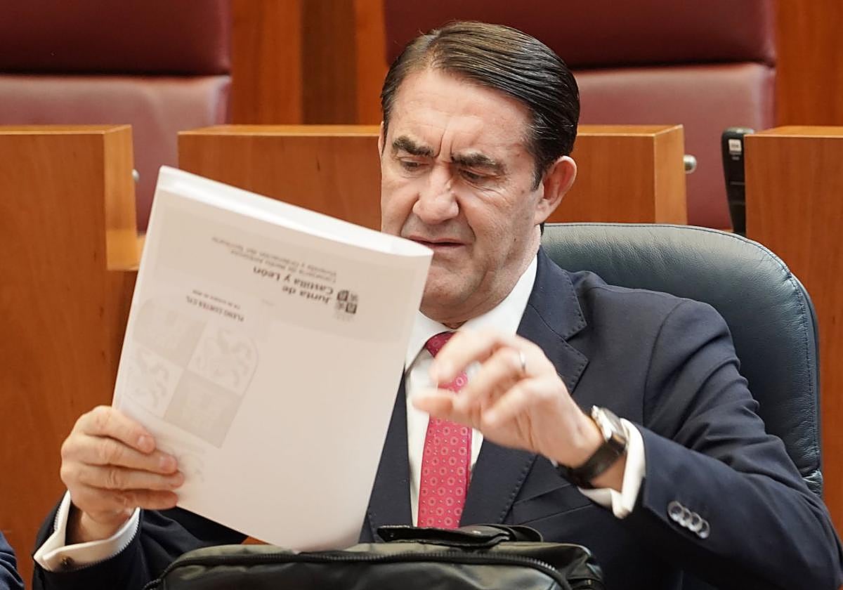 El consejero de Medio Ambiente, Juan Carlos Suárez Quiñones, durante el Pleno de las Cortes.