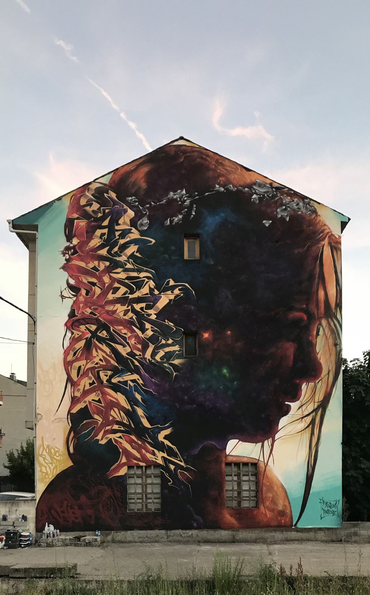 Cacabelos es una de las localidades con mayor concentración de murales, como este que busca reflejar la inmensidad de la creatividad humana.