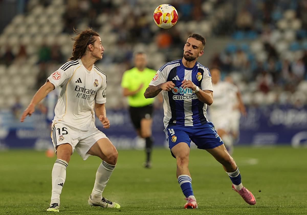 Cortés pugna por un balón en el partido ante el Real Madrid Castilla.