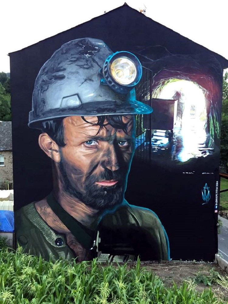 La minería es santo y seña de Igüeña, en el Bierzo Alto, y este mural homenajea a todos aquellos que explotaron el carbón en sus montañas.