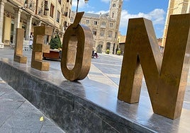 Letras de LEON en la plaza de Regla.