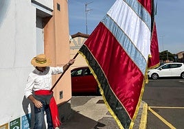 El pendón fue bailado por primera vez ante alumnos, familias y cuerpo docente del centro.