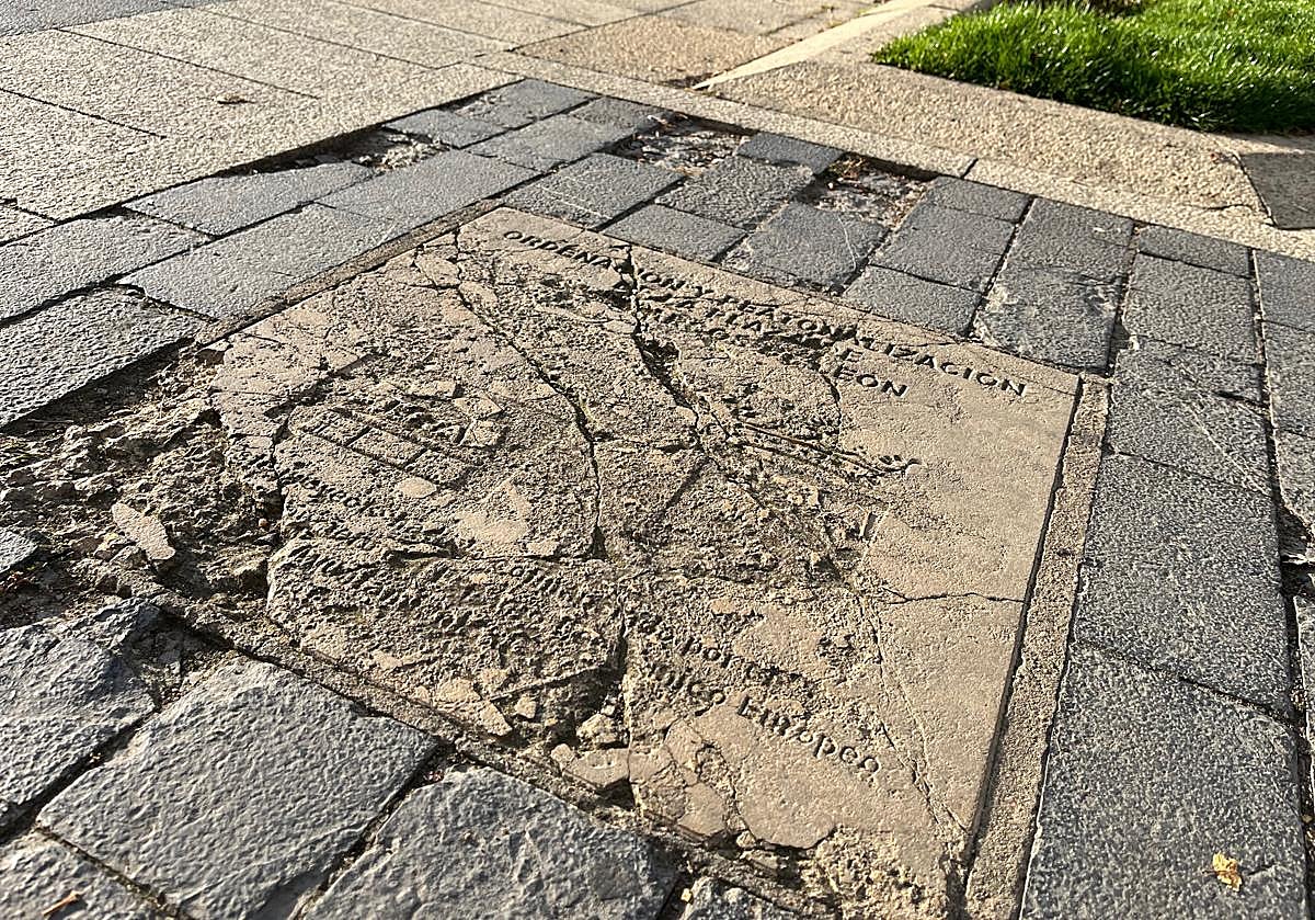 Placa de inauguración de la plaza.
