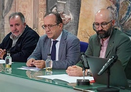 El presidente nacional de la Agrupación de los Cuerpos de la Administración de Instituciones Penitenciarias, José Ramón López Santamaría (I), inaugura el X Congreso Legionense Penitenciario, organizado por Acaip en colaboración con la Universidad de León. Le acompañan, entre otras autoridades, el presidente de la abogacía de Castilla y León, Fernando Santocildes (C); el subdelegado del Gobierno, Héctor Alaiz (D).