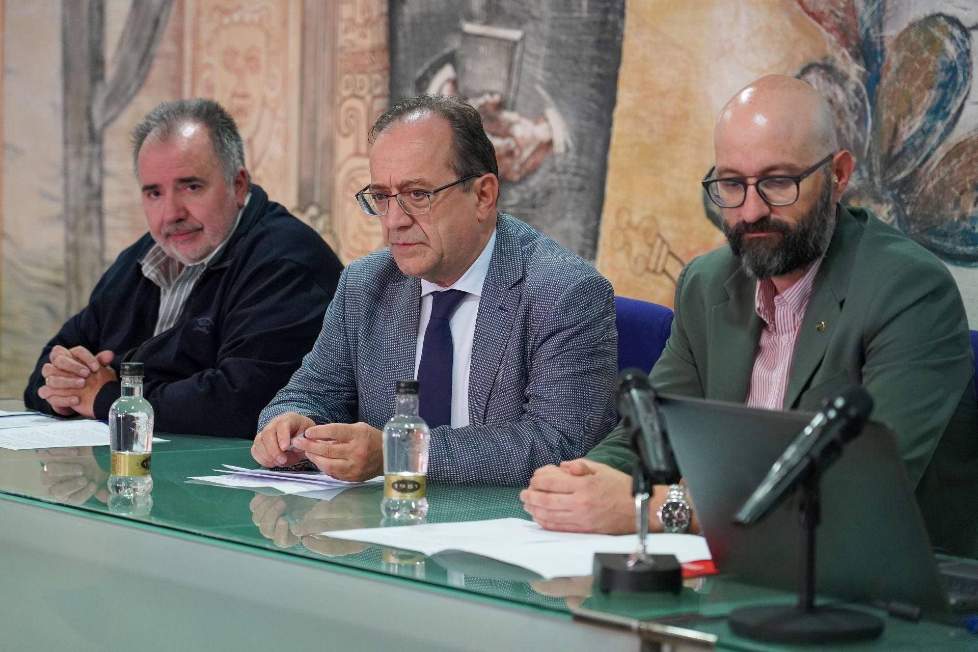 El presidente de la abogacía de Castilla y León, Fernando Santocildes entre el presidente de ACAIP, José Ramón López Santamaría, y el subdelegado del Gobierno, Héctor Alaiz; el 8 de octubre de 2025 en León.