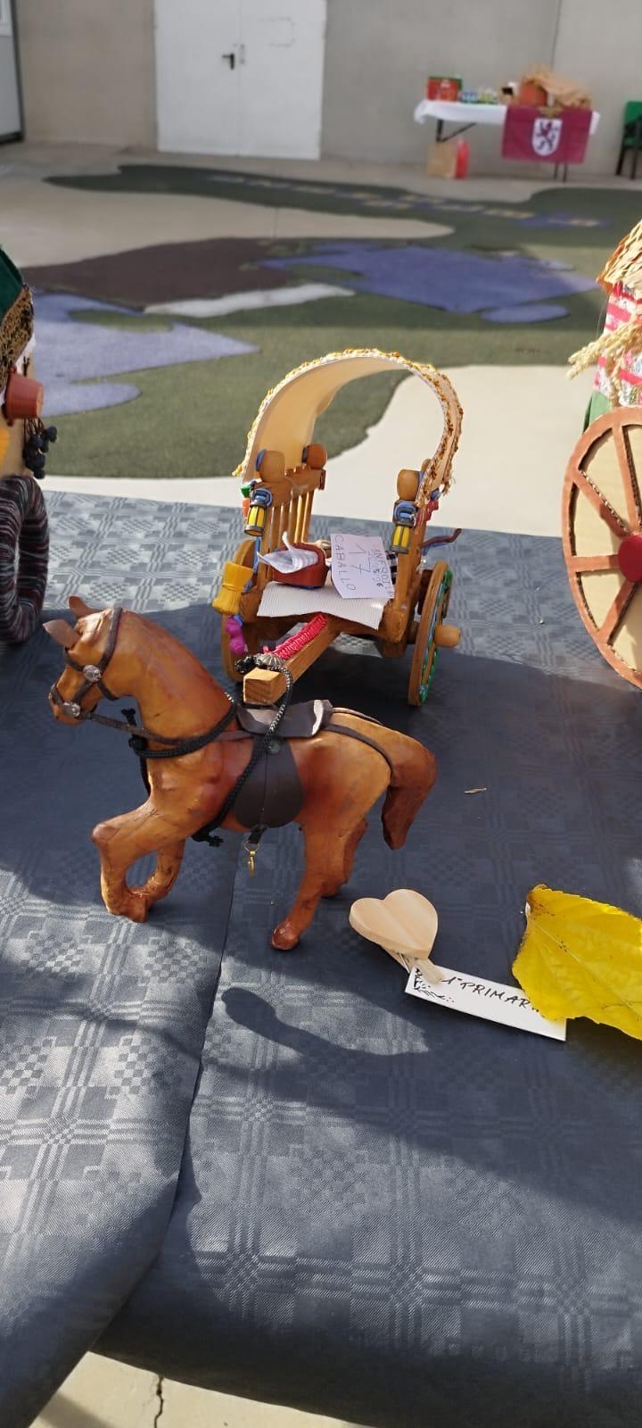 El colegio de León que estrena pendón y «presume» de carros engalanados