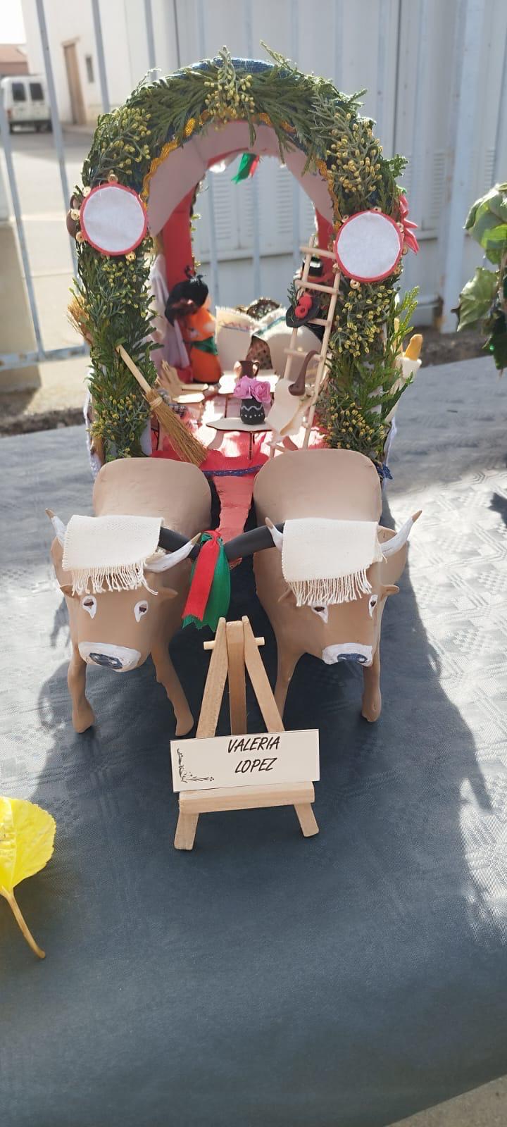 El colegio de León que estrena pendón y «presume» de carros engalanados